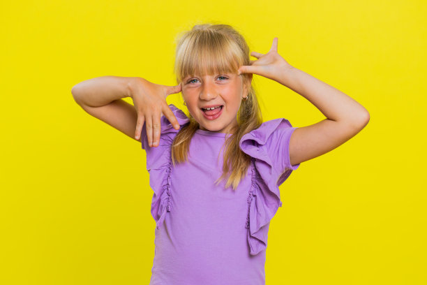 开朗有趣的小霸王女孩露舌头做鬼脸，鬼混，开玩笑，戏弄图片下载