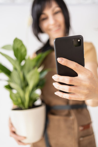 女园丁在车间自拍，移植室内植物图片下载