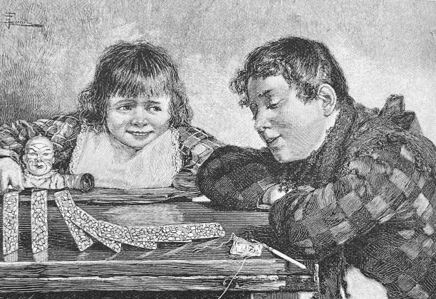 两个孩子和一个纸牌屋在桌子上图片下载