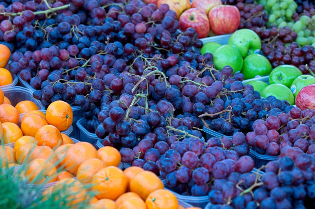 农贸市场展出的水果和蔬菜图片下载