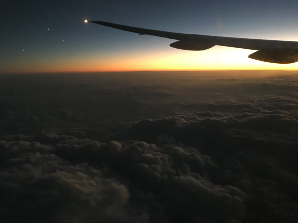 飞机在云层上飞行，黄昏日落图片下载