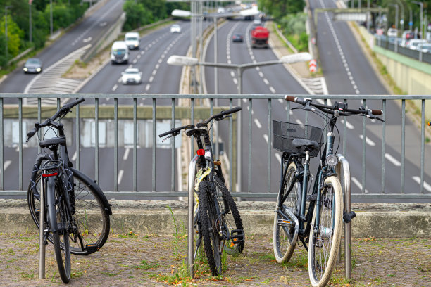 从高角度看城市公路对面停放的自行车图片下载