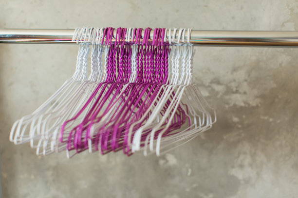 灰色墙壁背景上的衣架图片下载