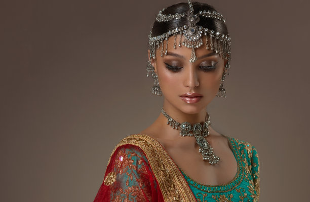 模特穿着传统的印度服装——纱丽，戴着明亮的银饰。印度的美丽。图片下载