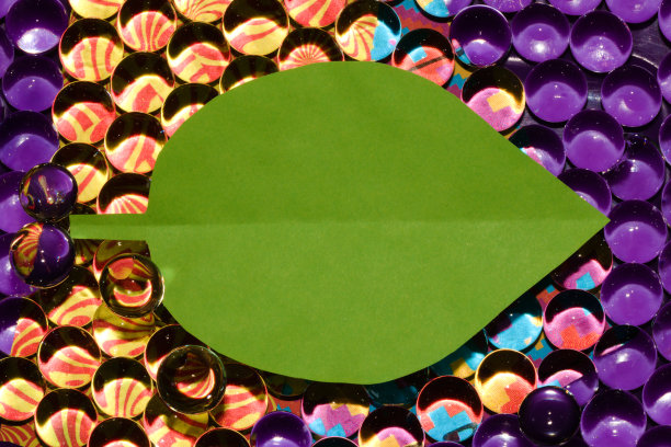 绿叶子上的紫橙未来派背景，生态设计，艺术设计，复古现代风格图片下载