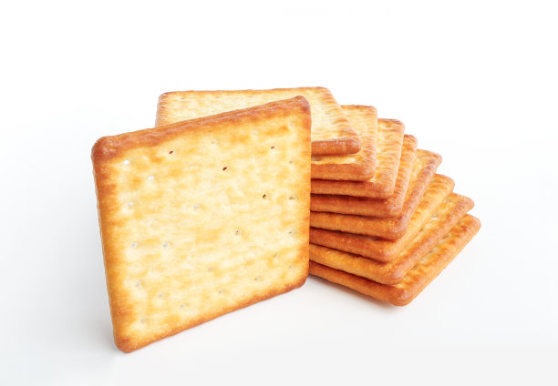 一堆美味的薄脆饼干在白色的背景上。图片下载