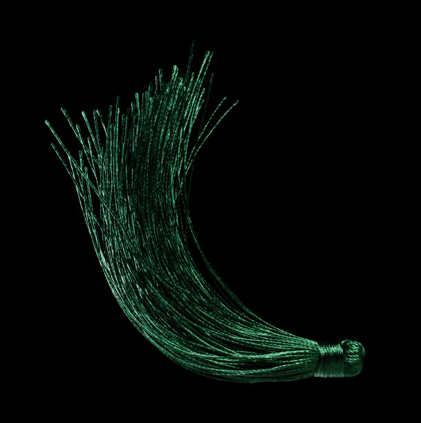 装饰用绿丝流苏。印度文化中挂流苏是为了让风动起来，看起来很优雅。流苏有许多颜色在空中纺纱。黑色背景孤立的冻结运动图片下载
