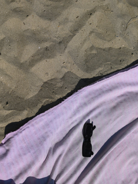 沙滩上的太阳镜图片下载