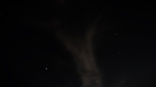 布满星星的夜空上的云朵图片下载