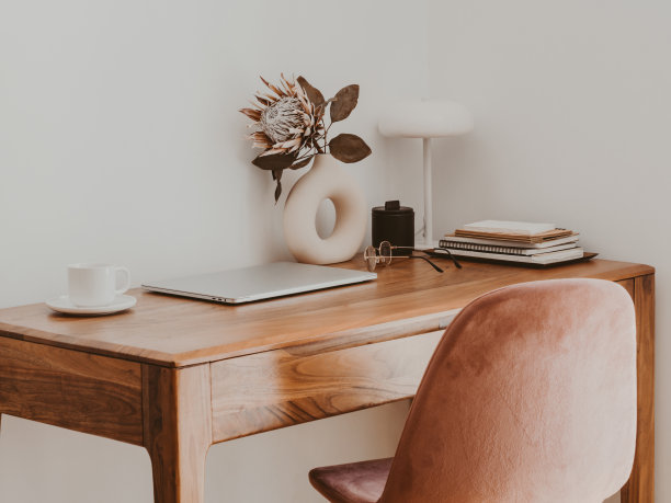 客厅办公室与家庭装饰。漂亮的工作空间——木桌和笔记本电脑图片下载