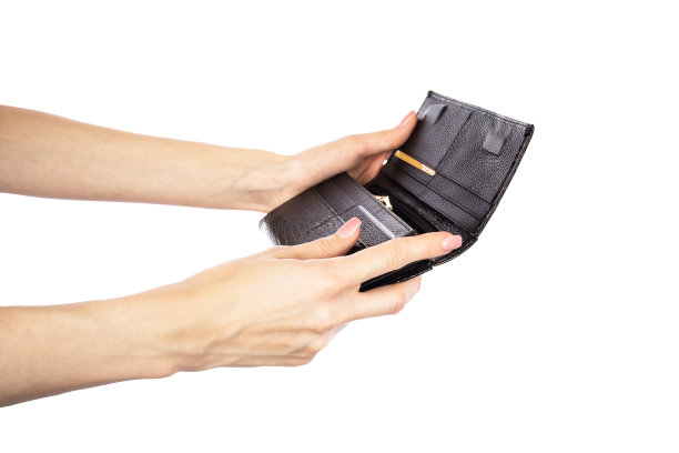 黑色现代女性皮革钱包在白色背景孤立的手。图片下载