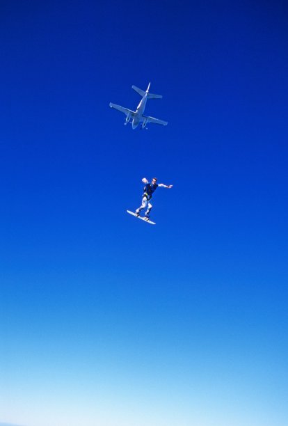 天空冲浪者在太空中自由落体图片下载