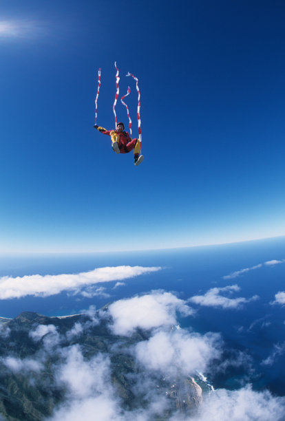 戴着彩色彩带自由落体的跳伞者图片下载