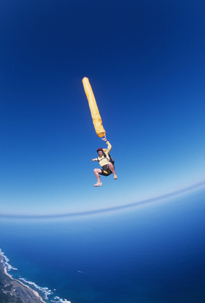 戴着彩色彩带自由落体的跳伞者图片下载