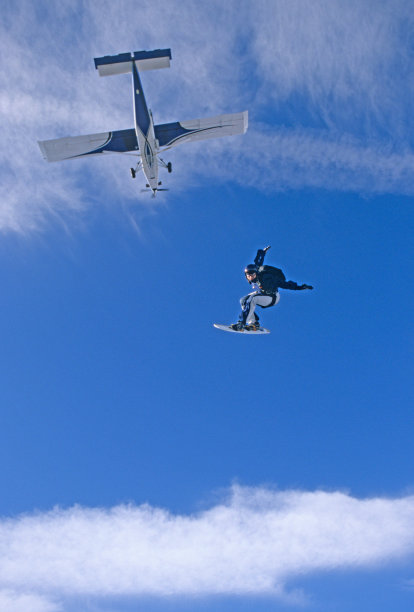 自由落体的空中冲浪者图片下载