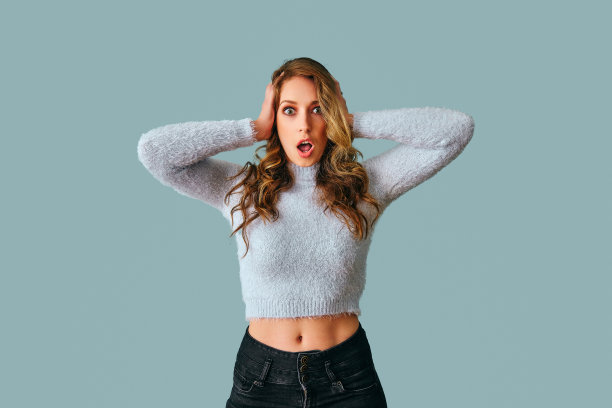 年轻震惊的女人与长卷发的肖像图片下载