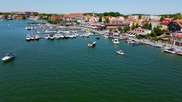 全景航拍照片从无人机到米科拉季基小镇景观-马苏里亚地区首府海滨度假胜地美丽的夏日午后。Mikoajki, Mikoajki，波兰，欧洲。图片下载