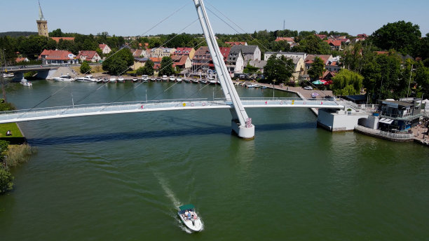 全景航拍照片从无人机到米科拉季基小镇景观-马苏里亚地区首府海滨度假胜地美丽的夏日午后。Mikoajki, Mikoajki，波兰，欧洲。图片下载