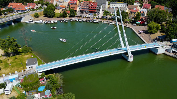 全景航拍照片从无人机到米科拉季基小镇景观-马苏里亚地区首府海滨度假胜地美丽的夏日午后。Mikoajki, Mikoajki，波兰，欧洲。图片下载