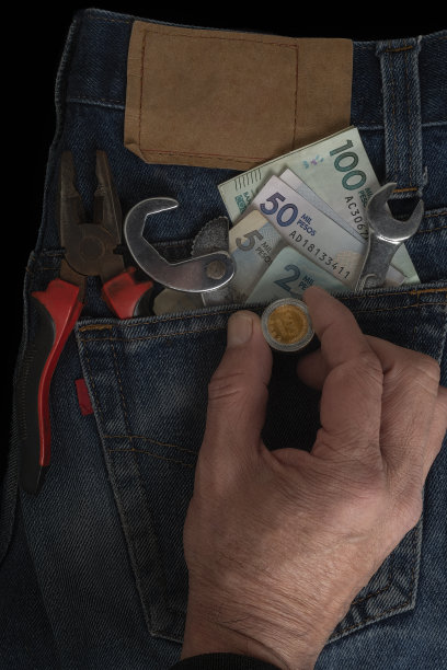 牛仔裤口袋里的工具和男人的手图片下载