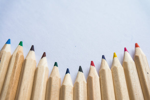 儿童艺术教育理念。白纸背景上的彩色铅笔。本空间图片下载