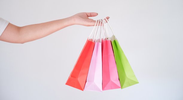 拎着购物袋的女人图片下载