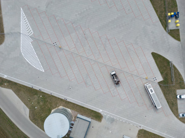 无人机拍摄的卡车和汽车的空停车场图片下载