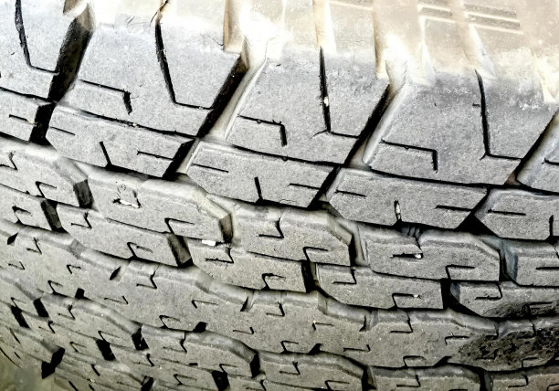 一张轮胎上有很多胎痕的照片，一张轮胎上有很多划痕的特写照片。图片下载