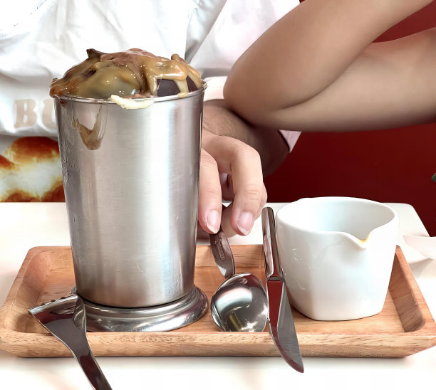 一张照片上一个人拿着勺子和杯子，另一个人拿着勺子和勺子在杯子里拿着勺子。图片下载