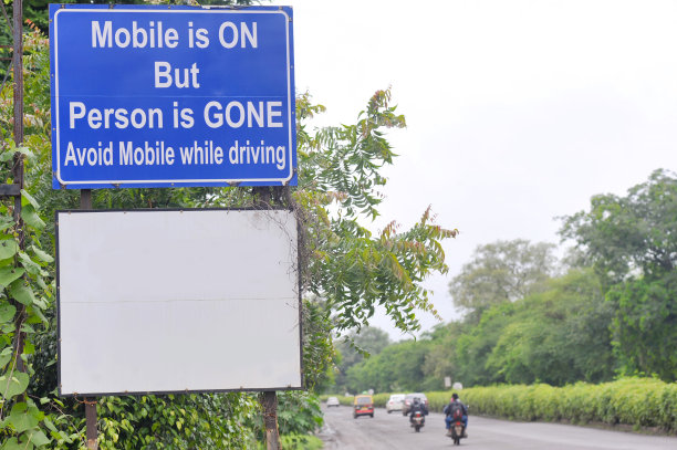 路边有警告人们开车时不要使用手机的标志图片下载