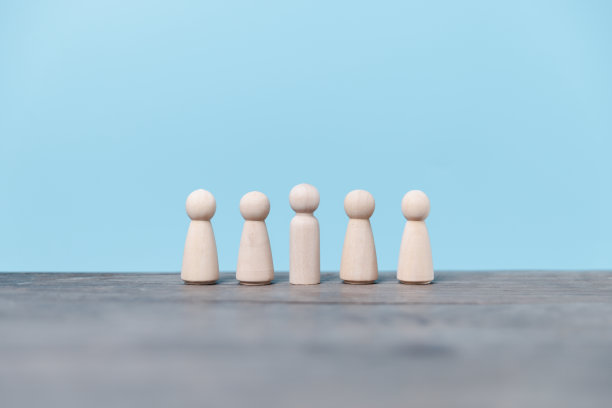 木头人站在盒子上显示影响力和授权。领导团队的商业领导概念，成功的竞争获胜者和有影响力的领导者图片下载