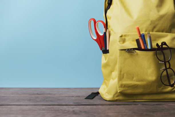 孩子们的书桌创意工作区，有学习用品，笔记本。回到学校的概念。当你回学校上美术课时，需要带水彩笔。图片下载