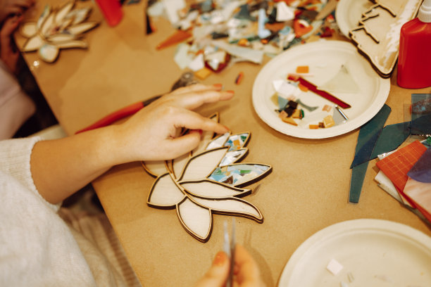 以莲花的形式创造马赛克形状的过程。图片下载