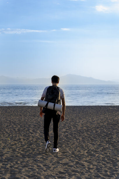 背着背包的旅行者图片下载