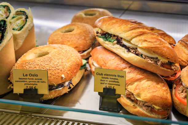 在法国圣保罗德旺斯的一家面包店，面无遮光的米切特面饼三明治图片下载