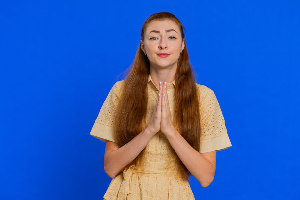 有魅力的女人祈祷，向上看，许愿，乞求道歉，请求帮助，原谅我图片下载