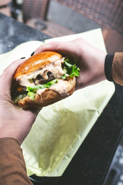 手持汉堡包图片下载