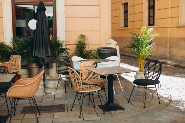 空餐厅夏季露台与桌椅。餐厅的桌子在户外露台上等待顾客，时髦的风格图片下载