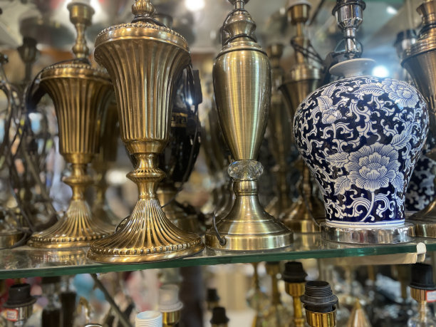 由金属和玻璃制成的阿拉伯集市家居装饰品图片下载