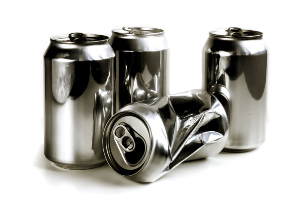 四个铝制饮料罐图片下载