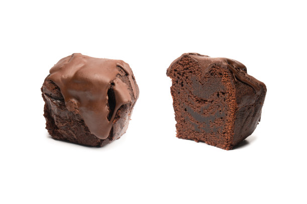 白色背景上的巧克力蛋糕。图片下载