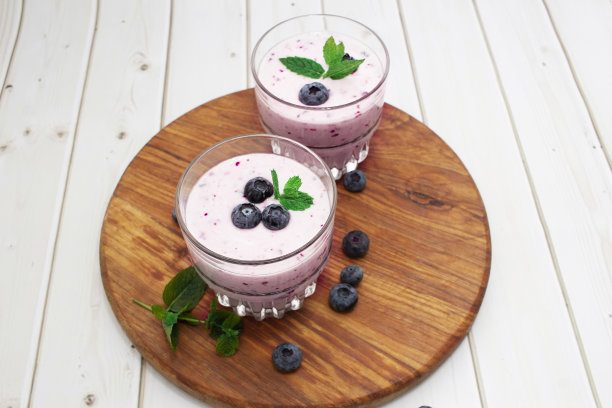 自制木底薄荷蓝莓冰沙。排毒饮食图片下载