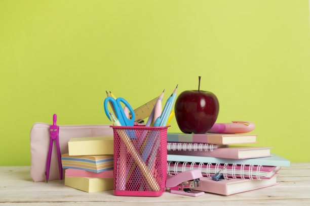 作文用木桌上的书和文具。返校理念图片下载