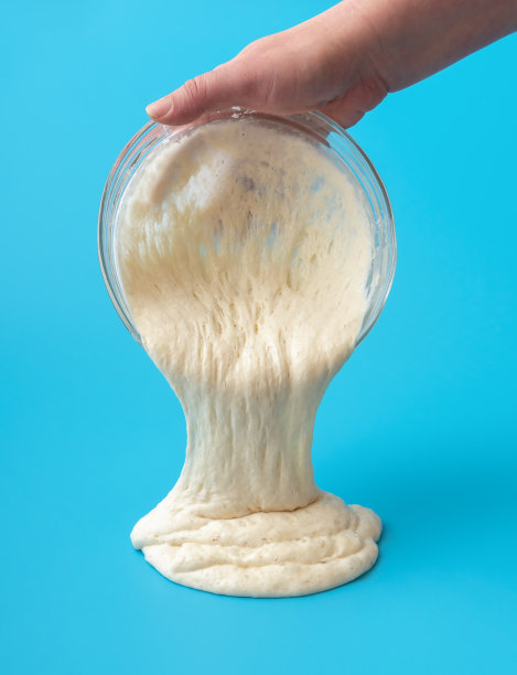 蓝色桌子上的有机酸面包头。用酵母做的家庭烘焙图片下载