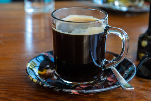 不加糖美式咖啡玻璃杯装热饮料，配上茶托和勺子图片下载