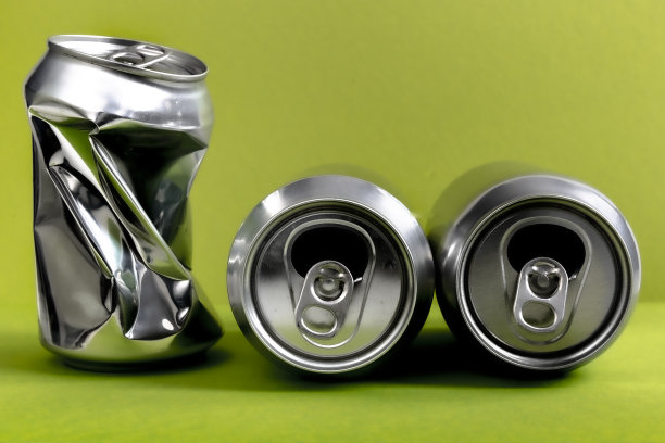 三个铝制饮料罐图片下载