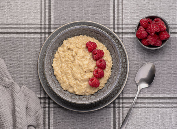 覆盆子燕麦片的摄影图片下载