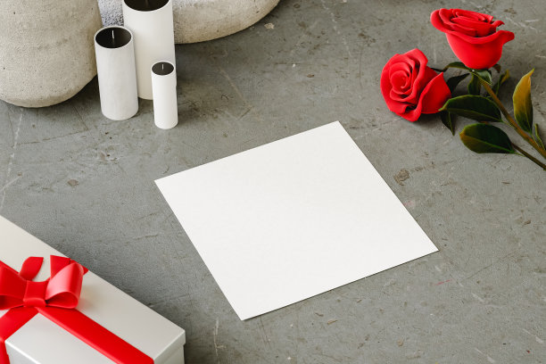 一张空白明信片的浪漫场景，上面有礼物和礼物。三维渲染图片下载
