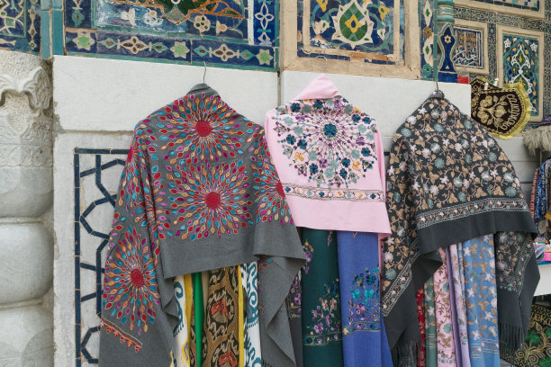 出售的刺绣披肩(羊毛围巾)图片下载