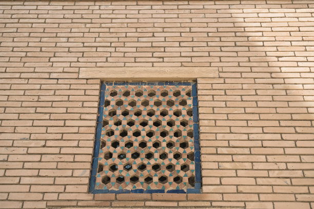 近距离观察古代阿拉伯窗口与陶瓷装饰图片下载